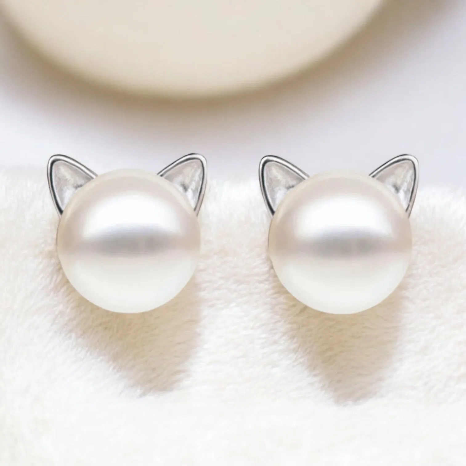 Beautiful Pearl Cat Earrings