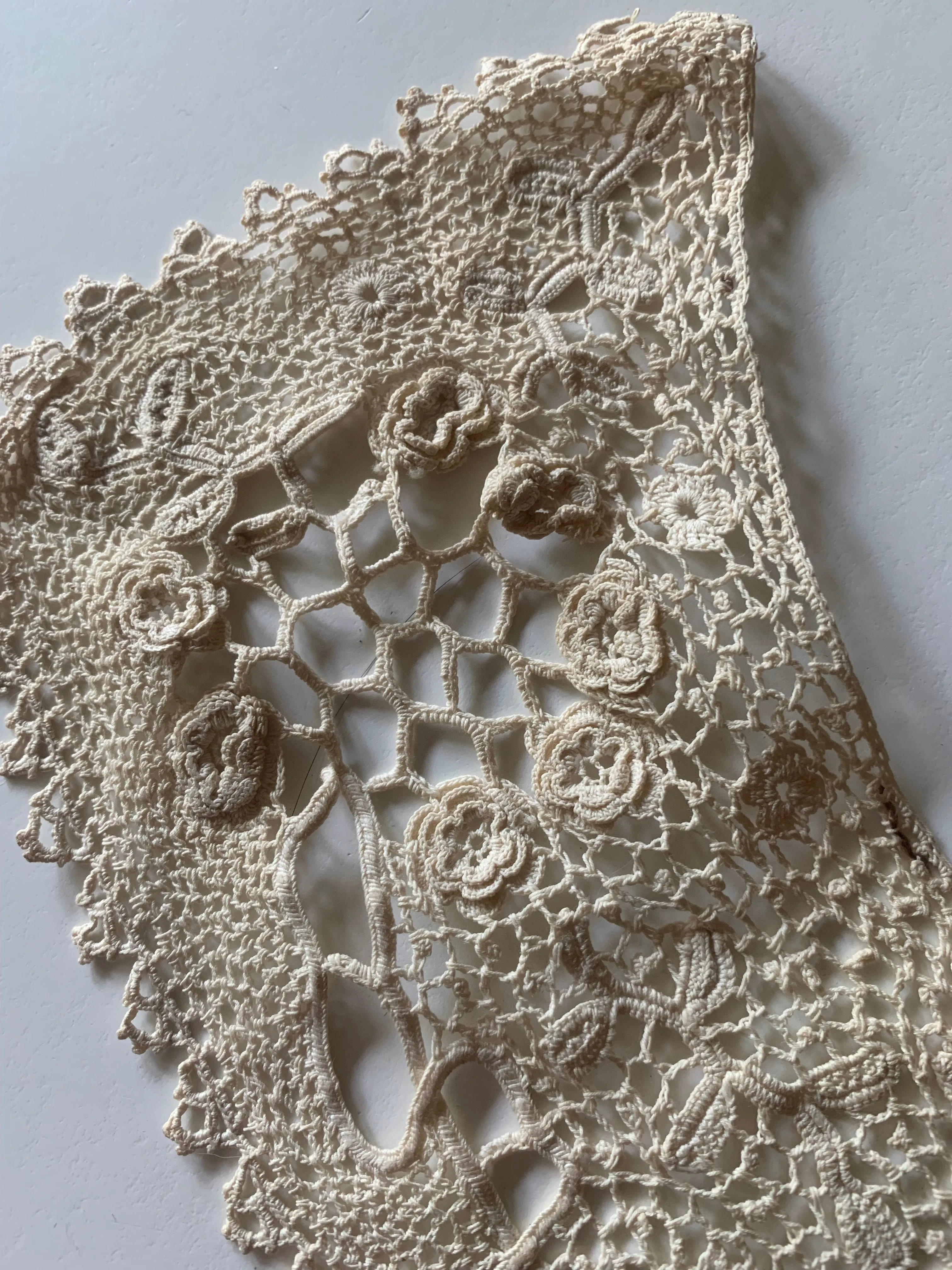 Ecru Floral Small Lace Collar circa 1800s